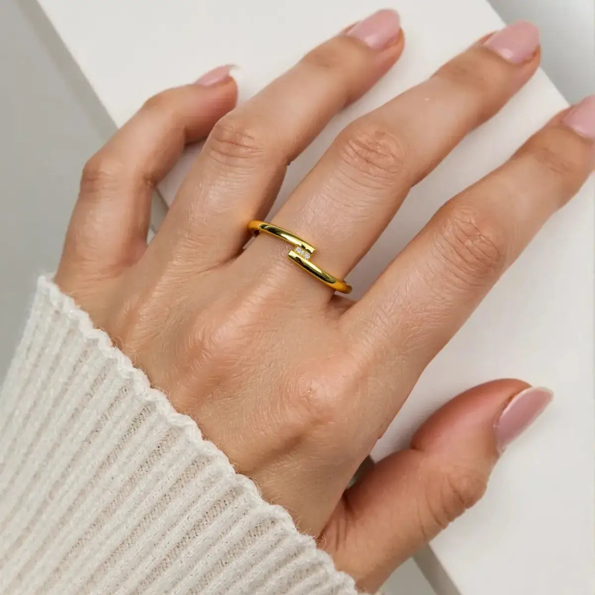 Anel com Três Pedras de Zircônias Banhado a Ouro 18K
