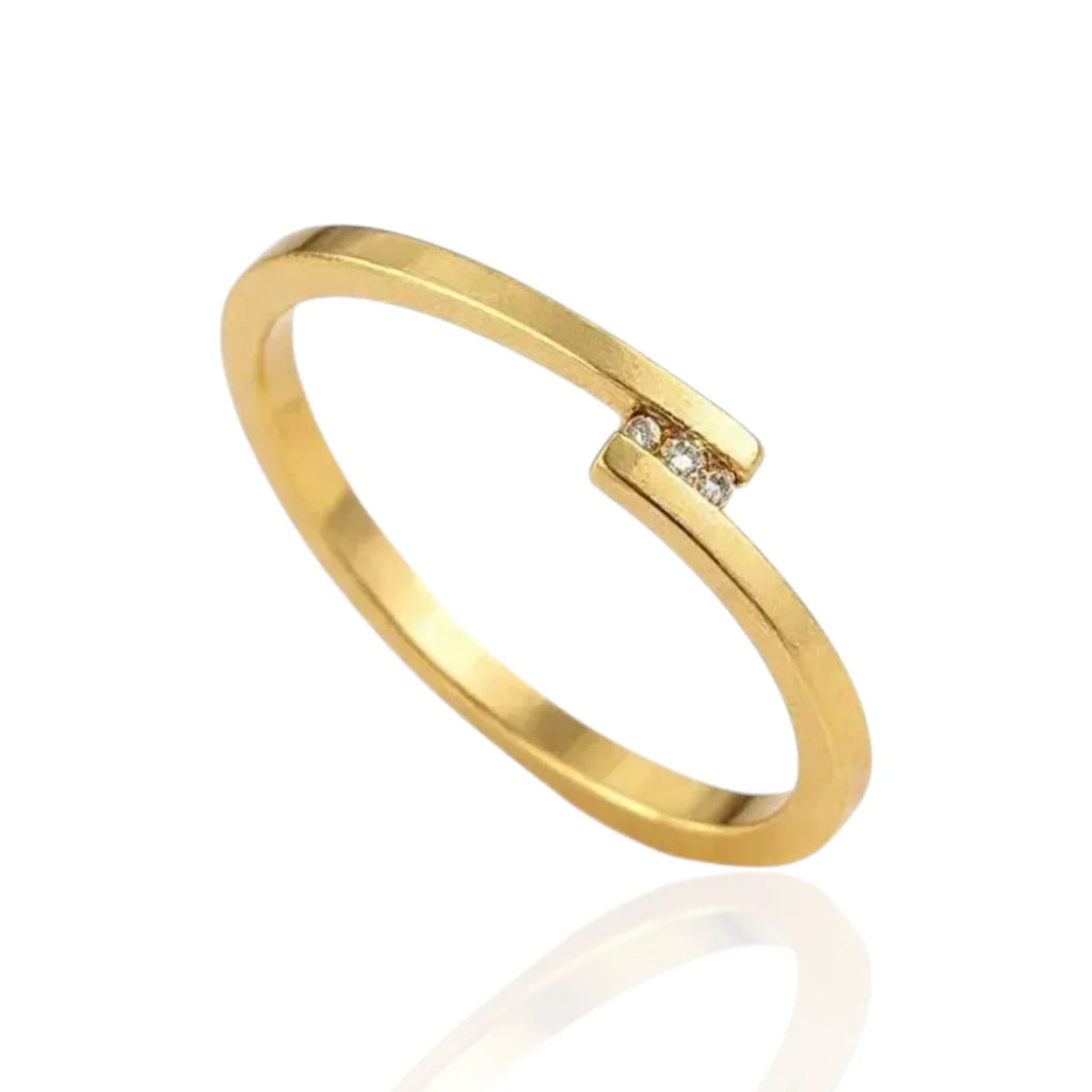 Anel com Três Pedras de Zircônias Banhado a Ouro 18K