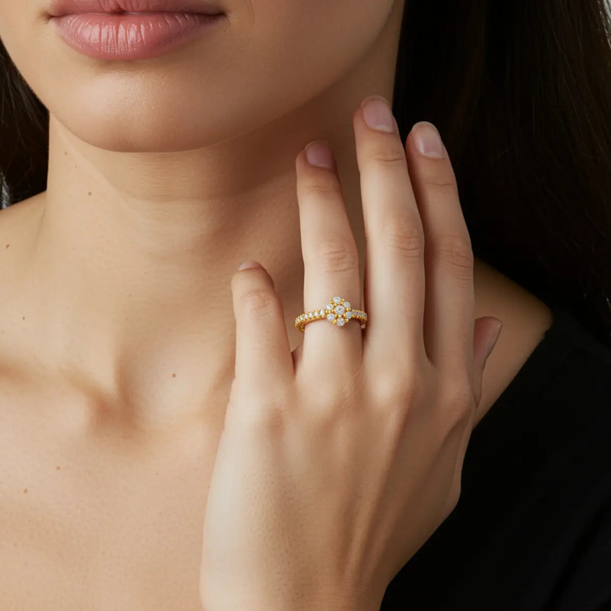 Anel Flor de Zircônias com Aro Cravejado Banhado a Ouro 18K