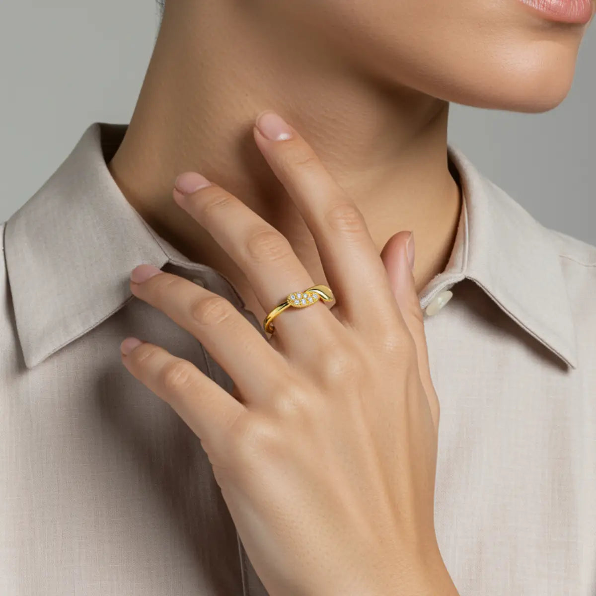Anel Folhas Pedras Zircônias Cravejado Banhado a Ouro 18K