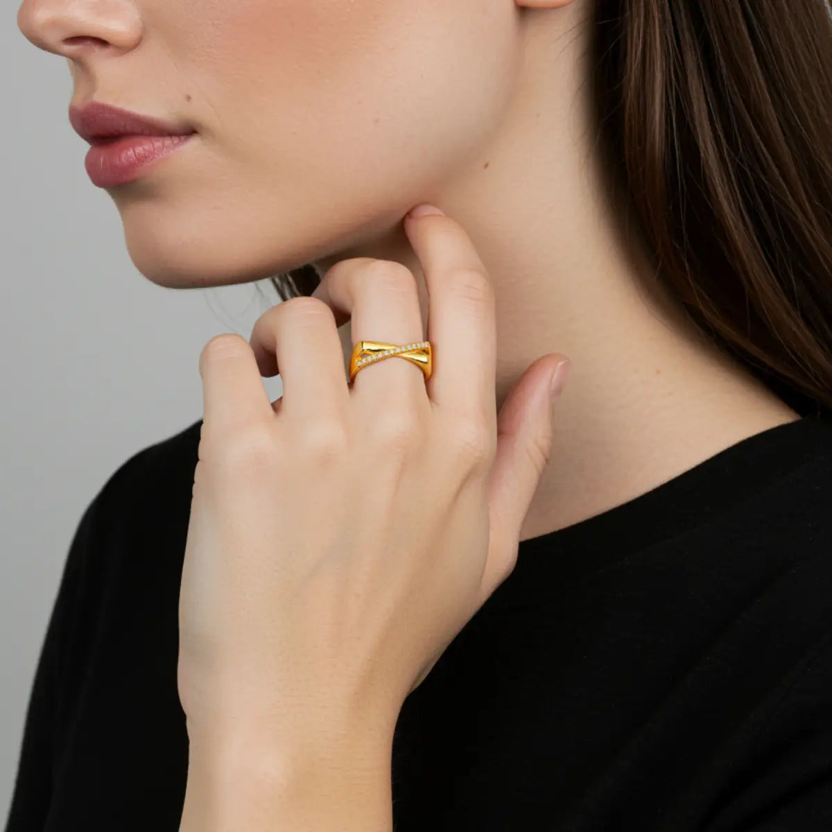 Anel Liso com Zircônias Cravejado em X Banhado a Ouro 18K