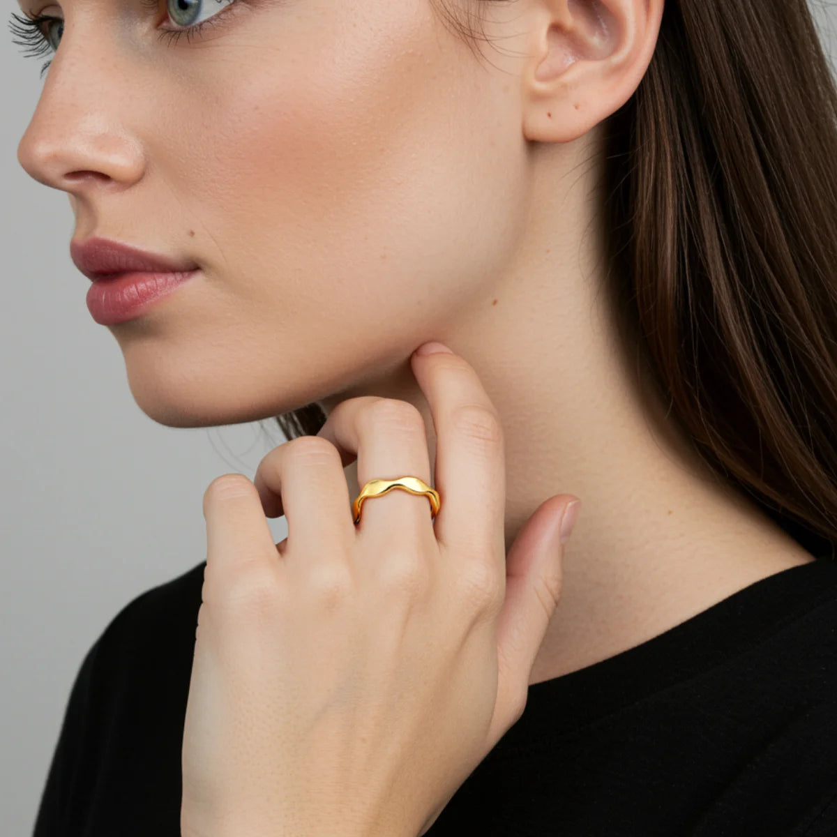 Anel Liso Detalhado Ondulado Minimalista Banhado a Ouro 18K