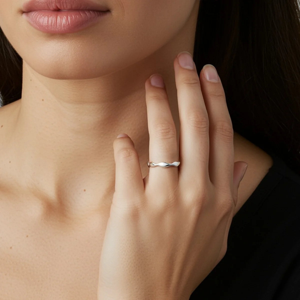 Anel Liso Detalhado Ondulado Minimalista em Prata 925