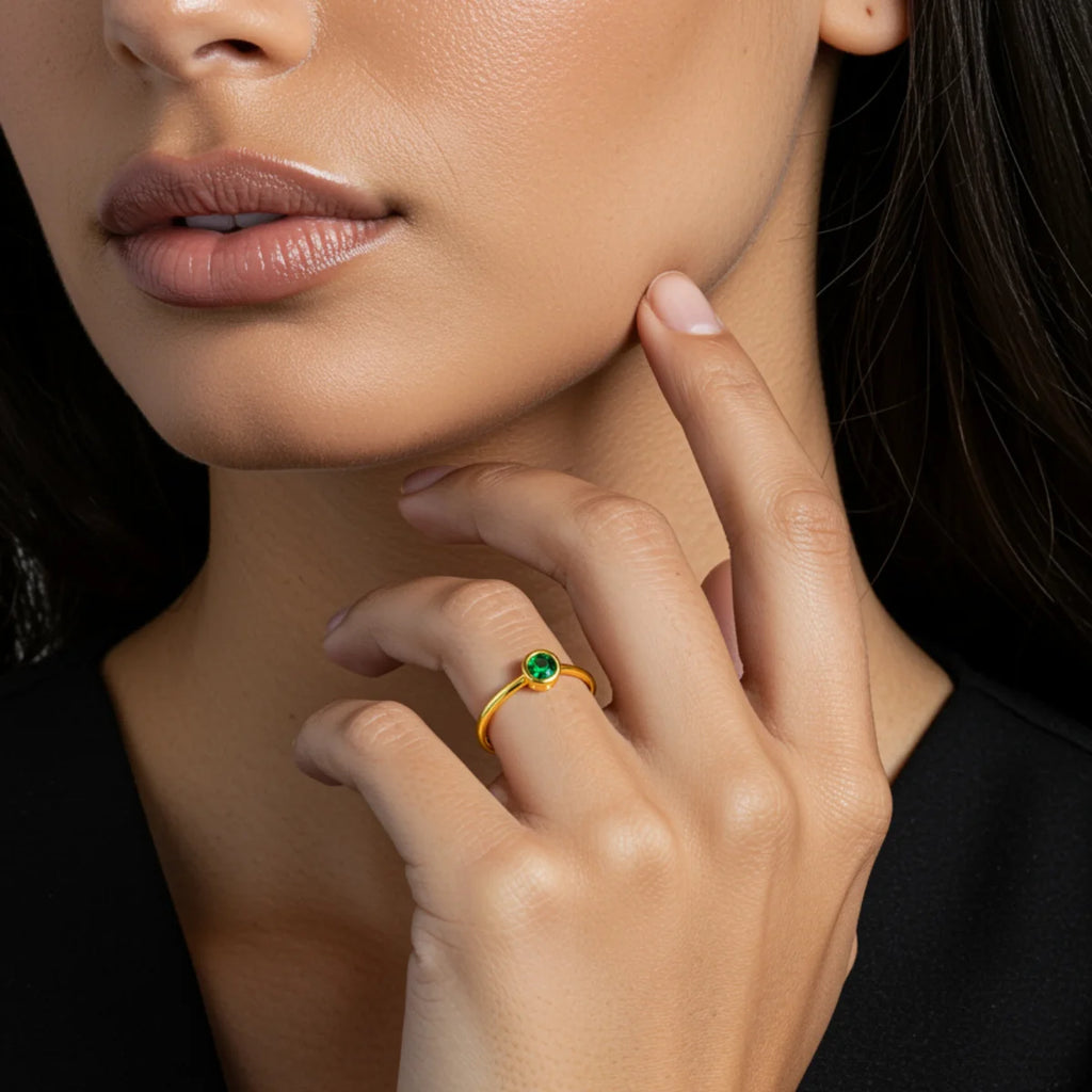 Anel Pedra Redonda Cor Verde Esmeralda Banhado a Ouro 18K