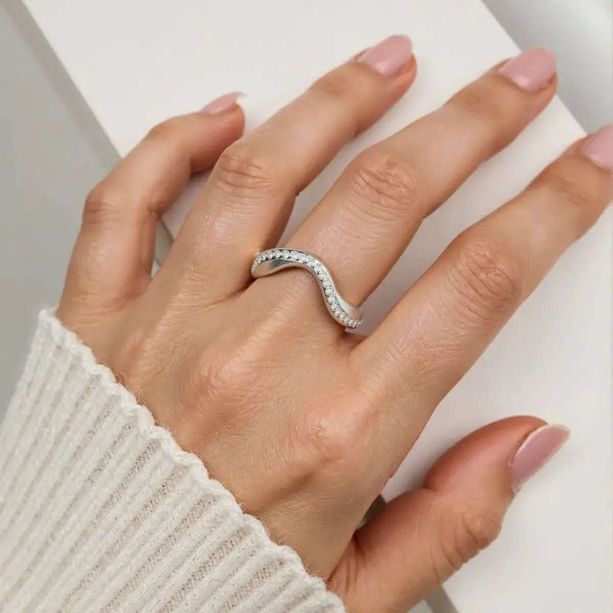 Anel Regulável Ondas Cravejado com Zircônias em Prata 925