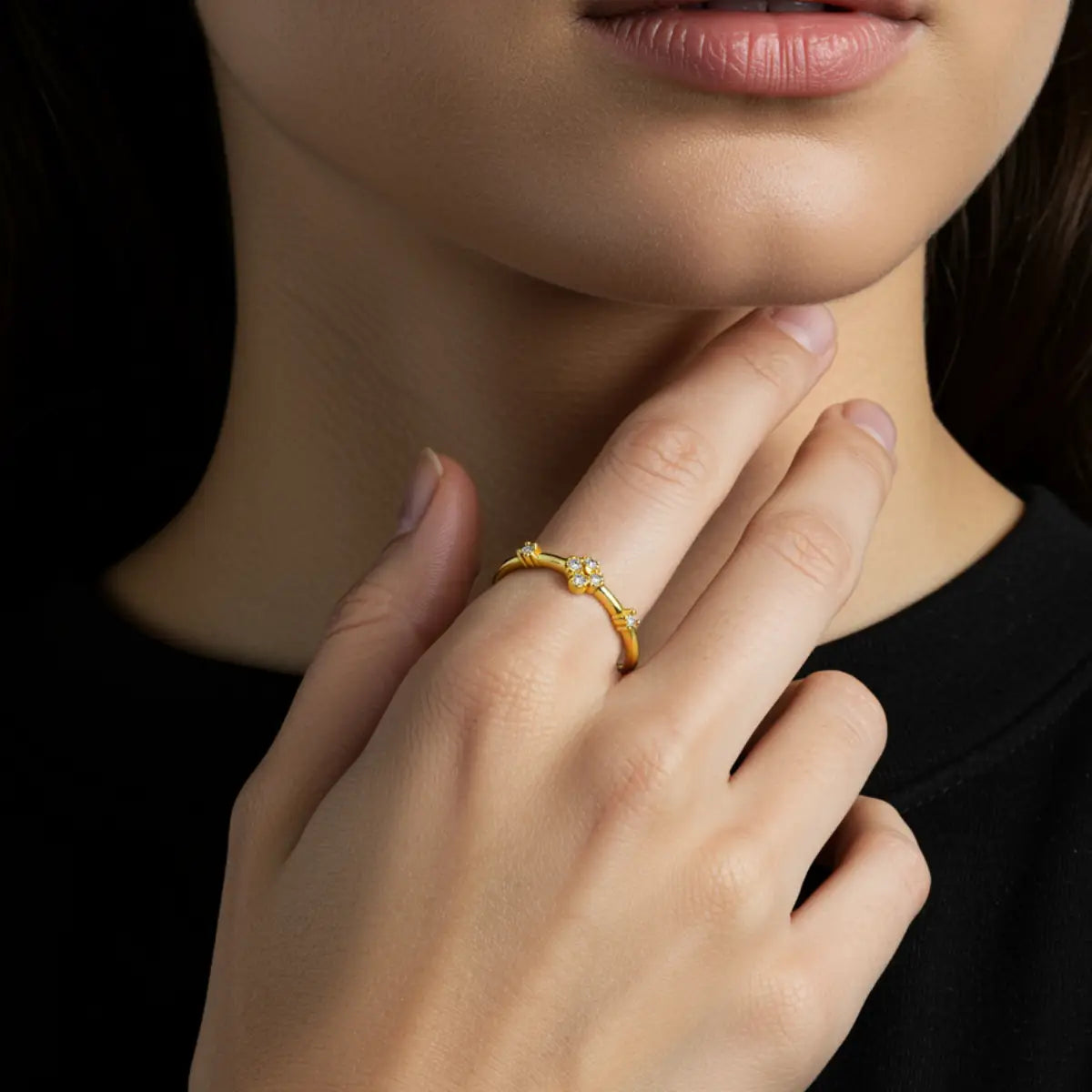 Anel Trevo de Quatro Folhas Duas Zircônias Banhado a Ouro 18K