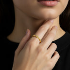 Anel Trevo de Quatro Folhas Duas Zircônias Banhado a Ouro 18K