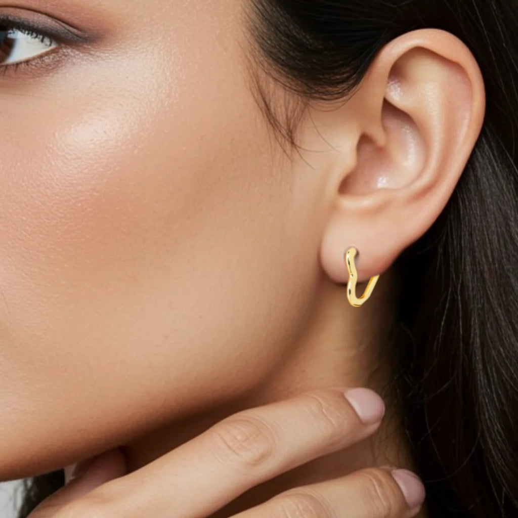 Brinco Argola Coração Moderno Pequeno Banhado a Ouro 18K