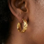 Brinco Argola Martelada Moderno Pequeno Banhado a Ouro 18K