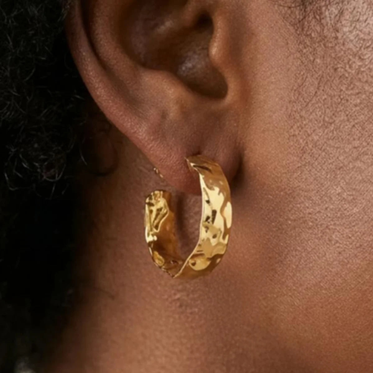 Brinco Argola Martelada Moderno Pequeno Banhado a Ouro 18K