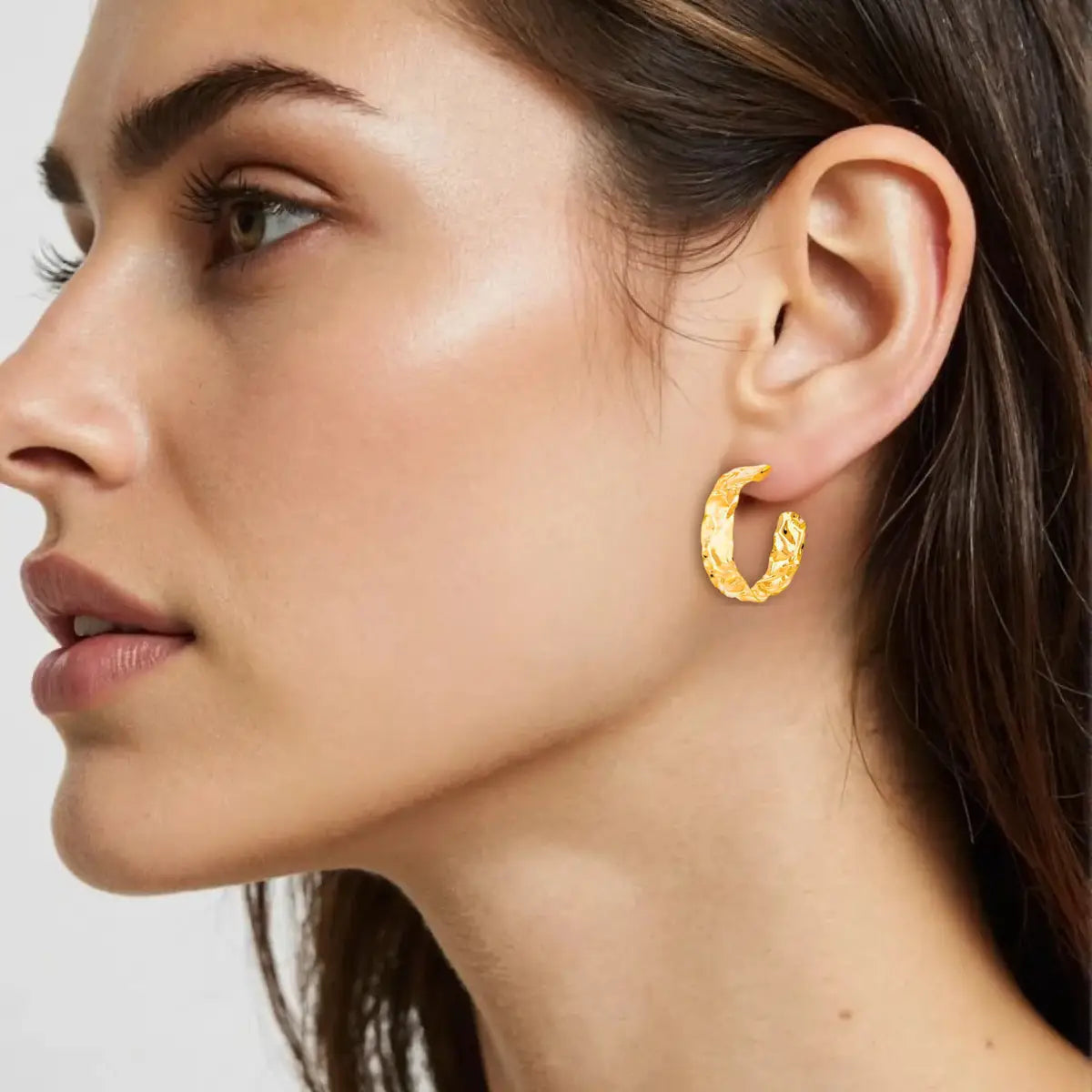 Brinco Argola Martelada Moderno Pequeno Banhado a Ouro 18K