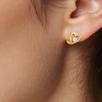 Brinco Argolinha Coração com Zircônias Banhado a Ouro 18K