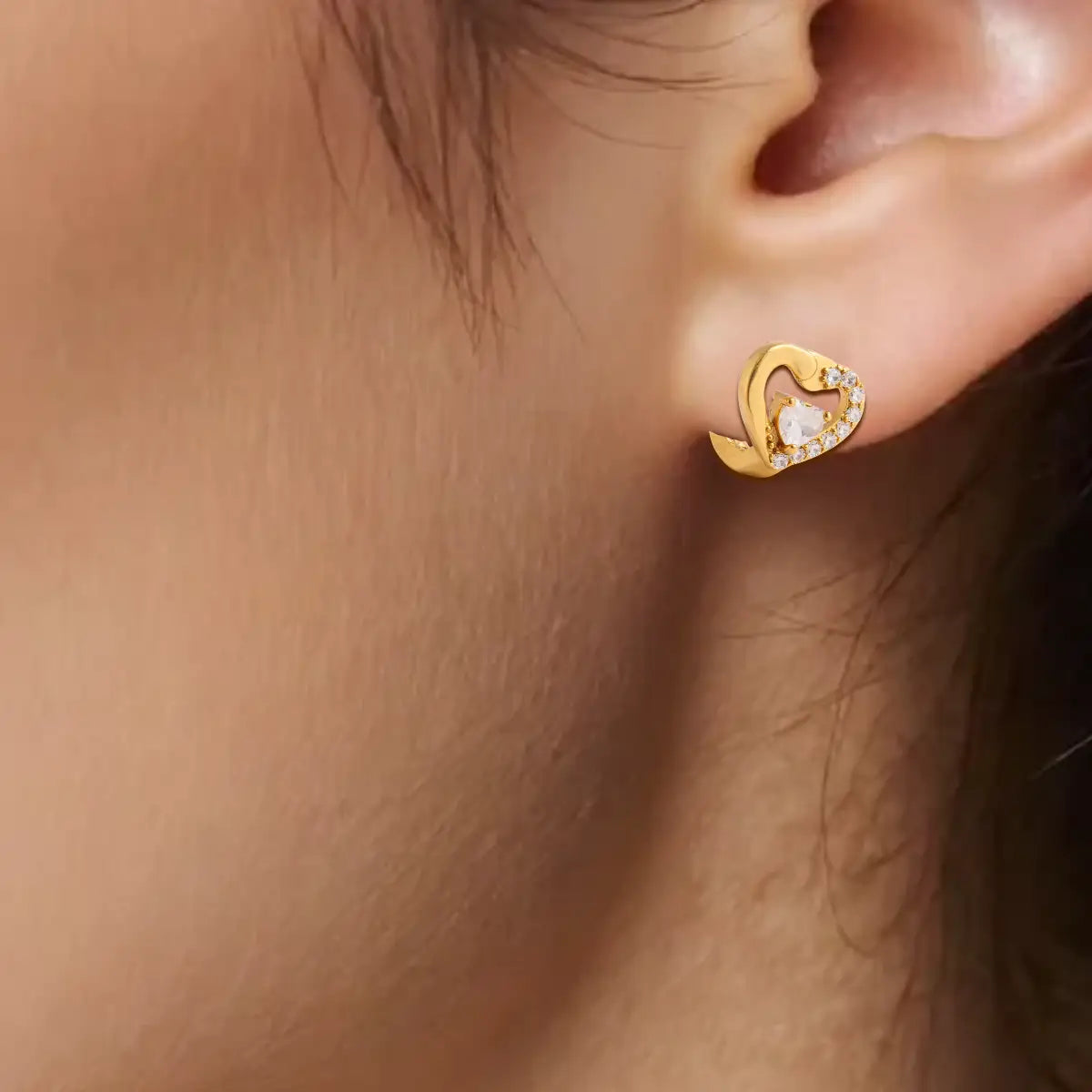 Brinco Argolinha Coração com Zircônias Banhado a Ouro 18K