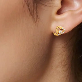 Brinco Argolinha Coração com Zircônias Banhado a Ouro 18K