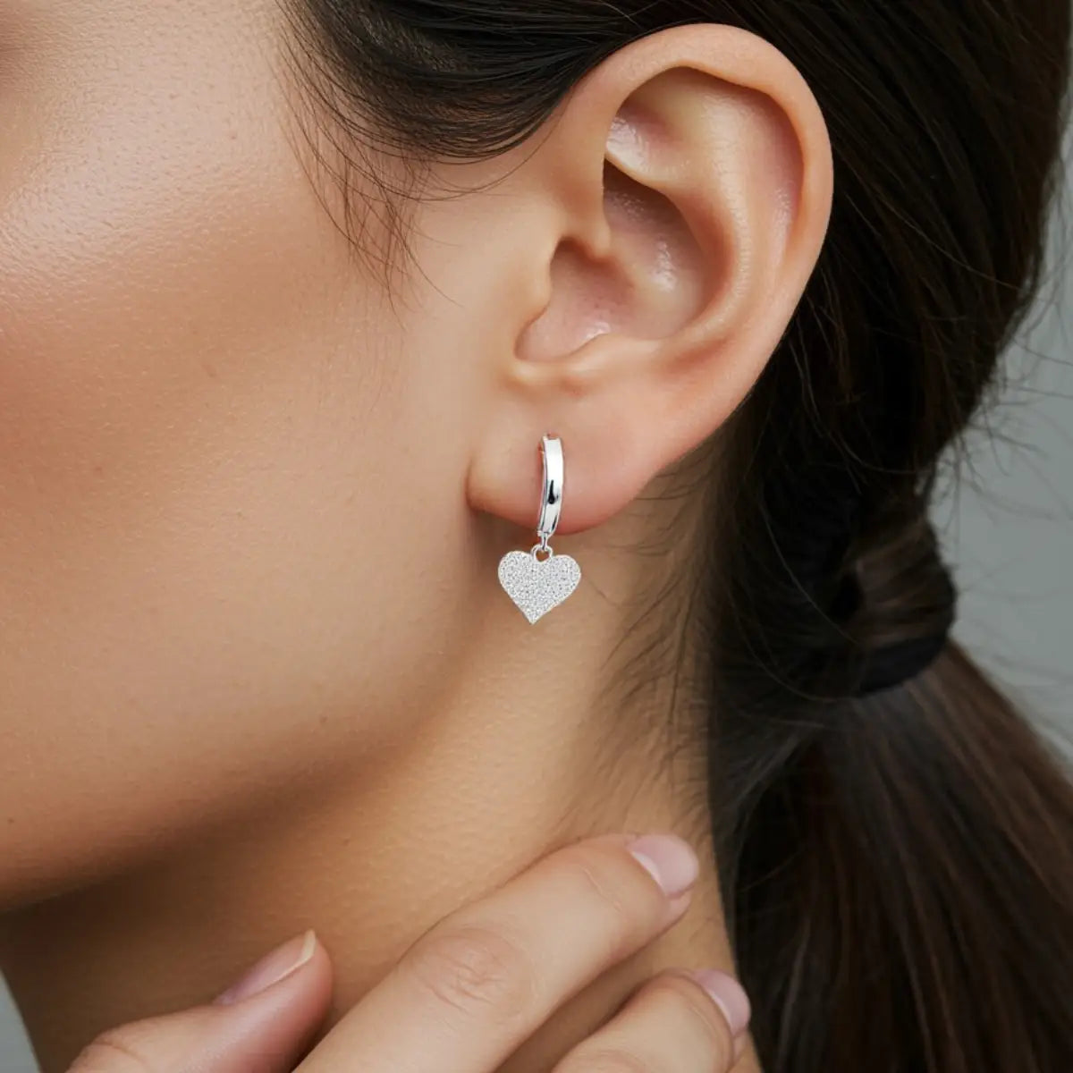 Brinco Argolinha Coração Médio em Prata 925