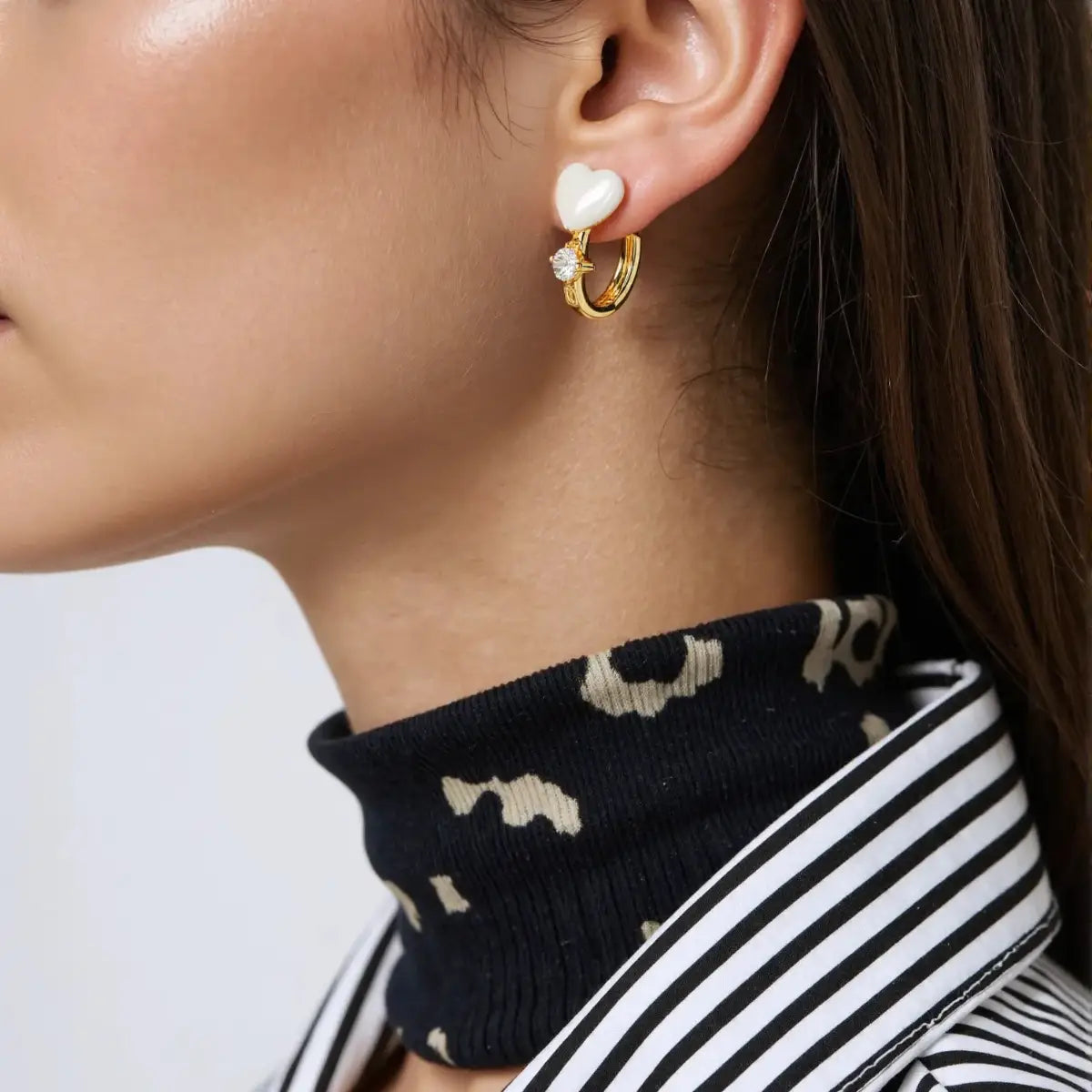 Brinco Argolinha Coração Pérola e Pedra Banhado a Ouro 18K