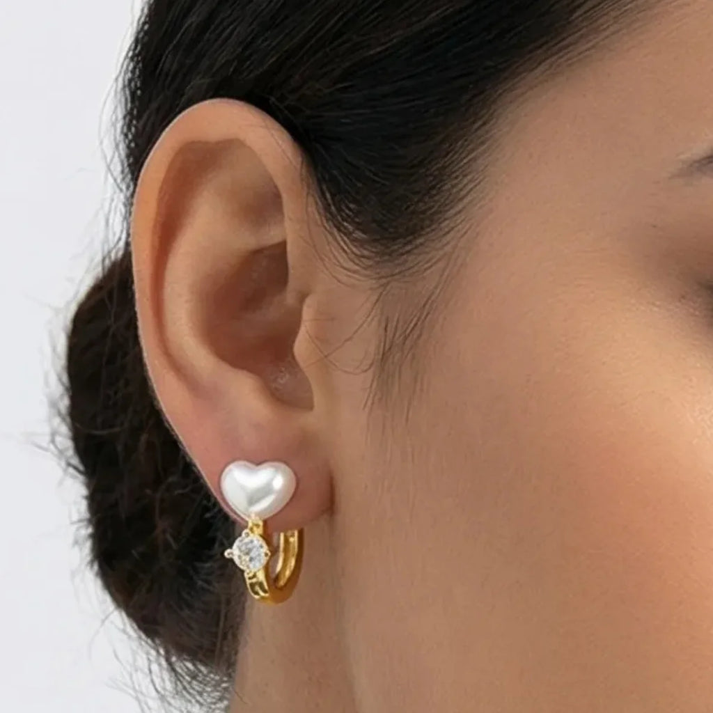 Brinco Argolinha Coração Pérola e Pedra Banhado a Ouro 18K