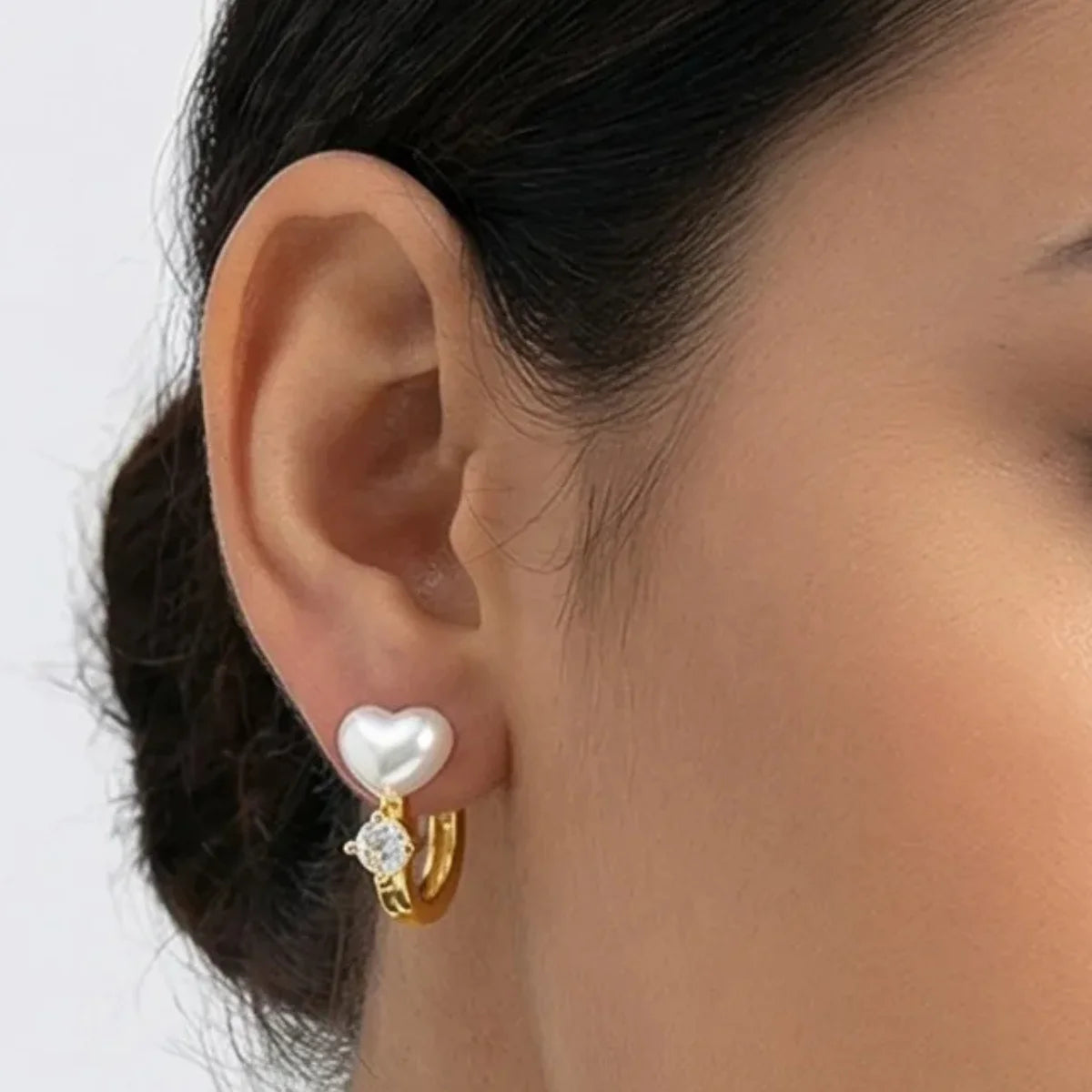 Brinco Argolinha Coração Pérola e Pedra Banhado a Ouro 18K