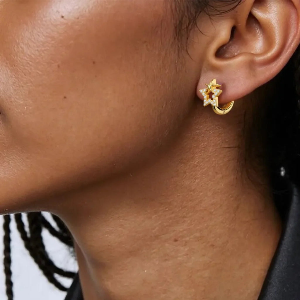 Brinco Argolinha Estrela Dupla Zircônias Banhado a Ouro 18K