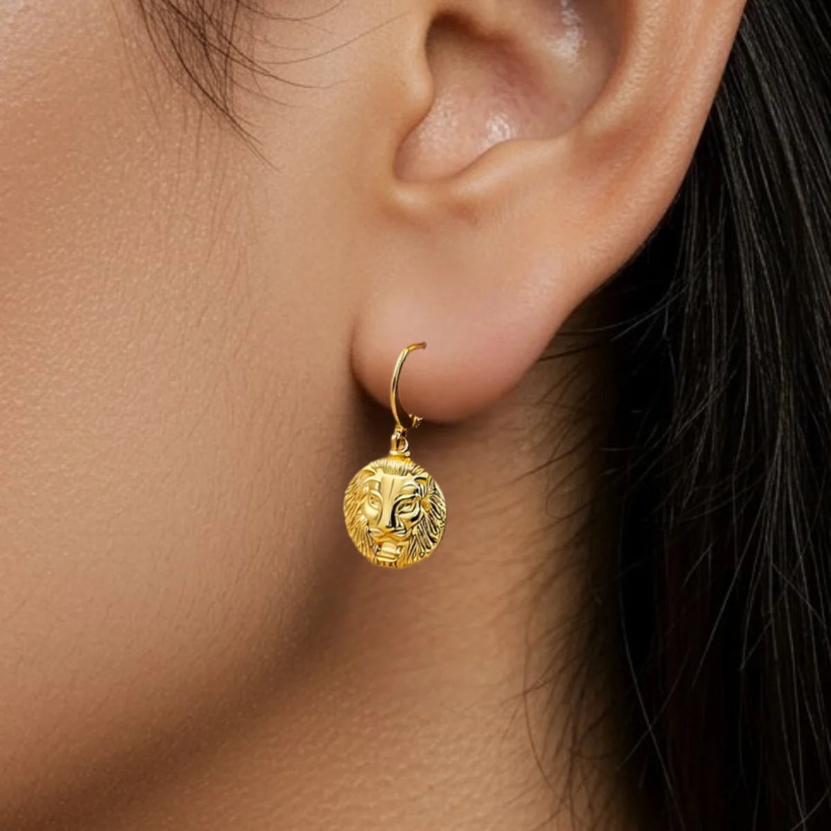 Brinco Argolinha Leão Médio com Fecho Banhado a Ouro 18K