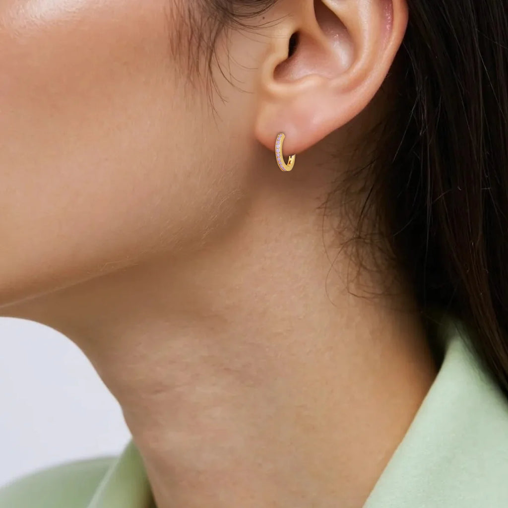 Brinco Argolinha Zircônias Lilás Cravejado Banhado a Ouro 18K