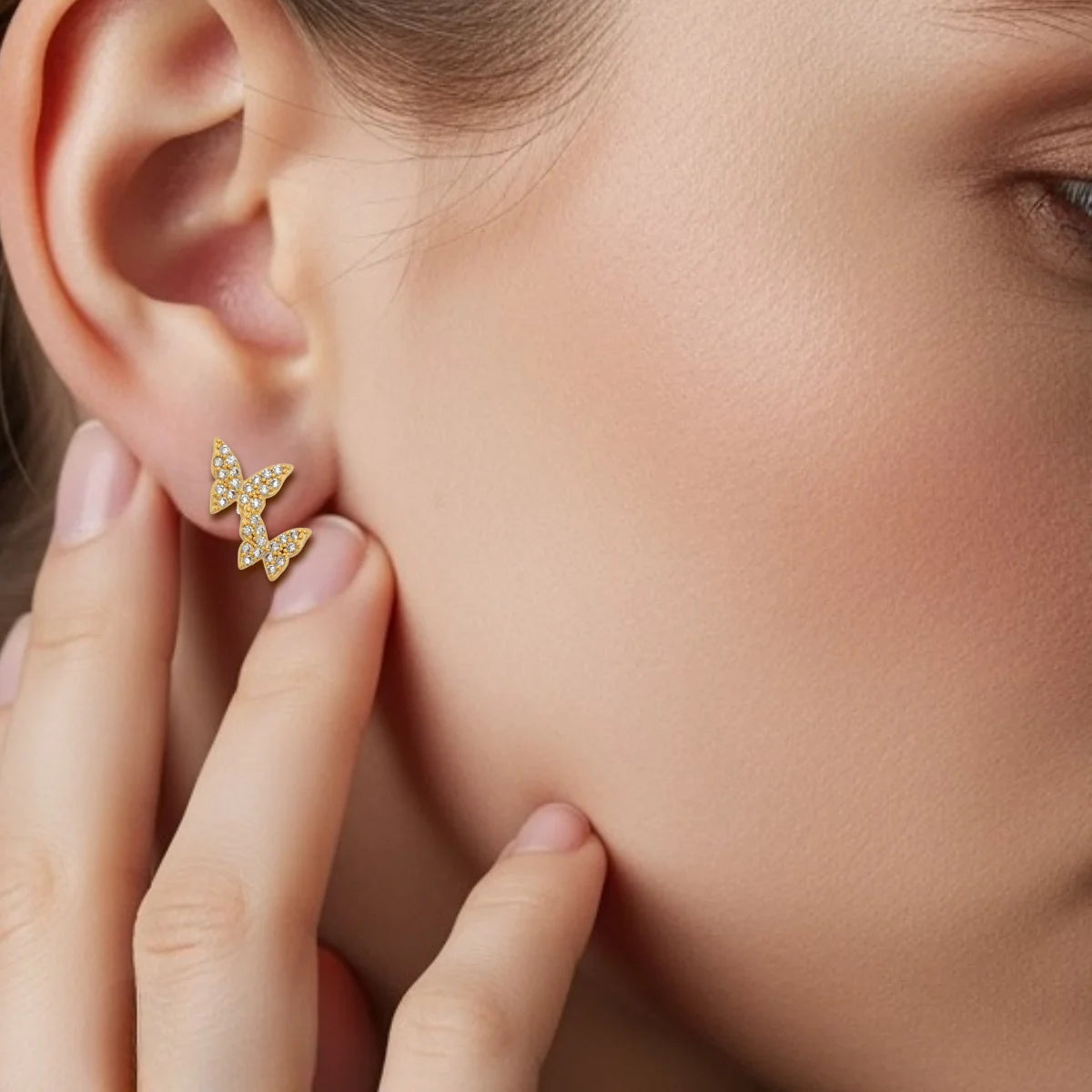 Brinco Borboletas com Zircônias Cravejadas Banhado a Ouro 18K