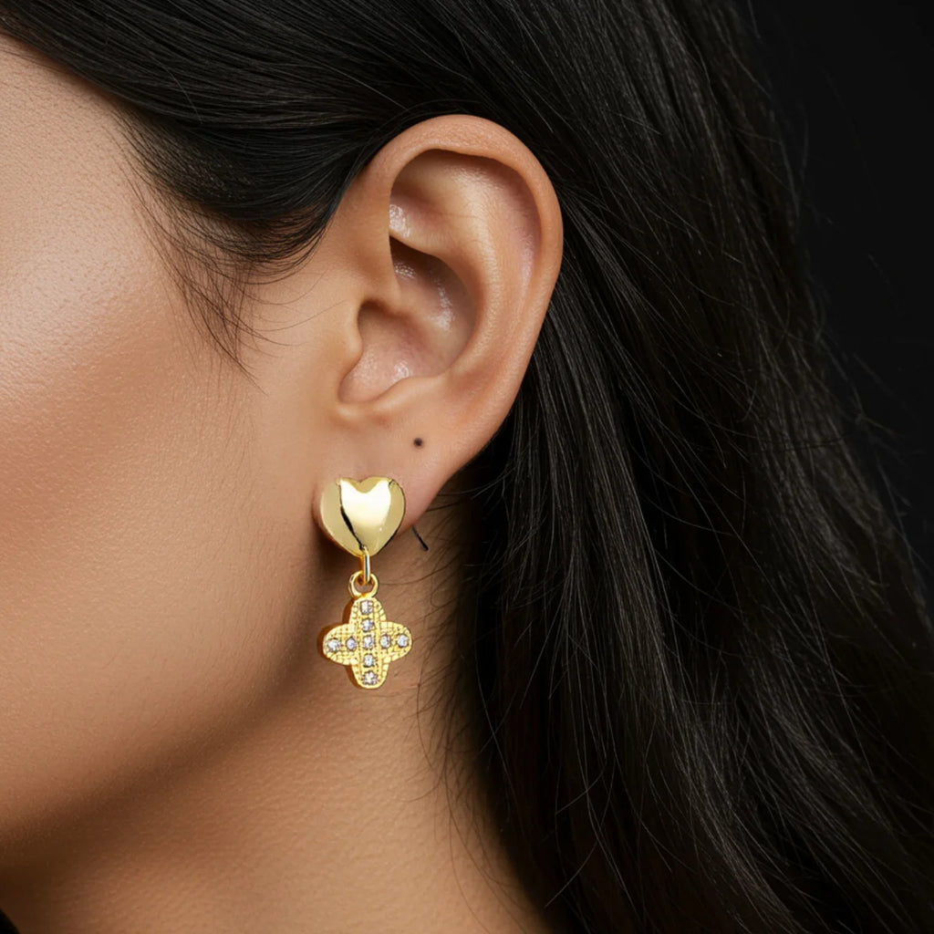 Brinco Coração com Trevo Cravejado Banhado a Ouro 18K