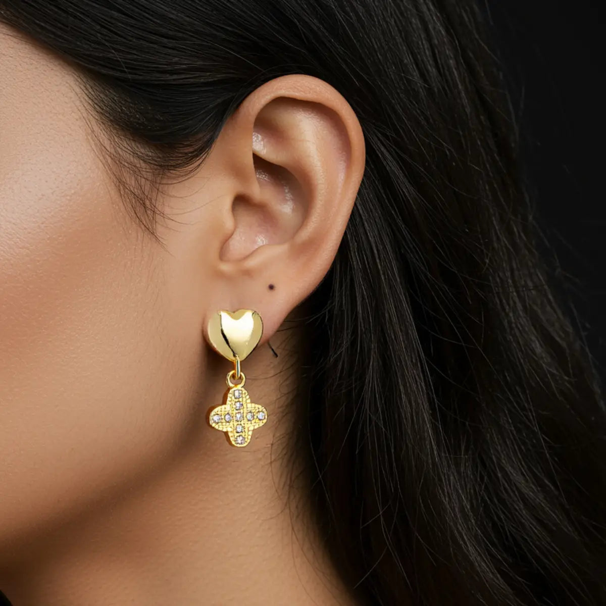 Brinco Coração com Trevo Cravejado Banhado a Ouro 18K