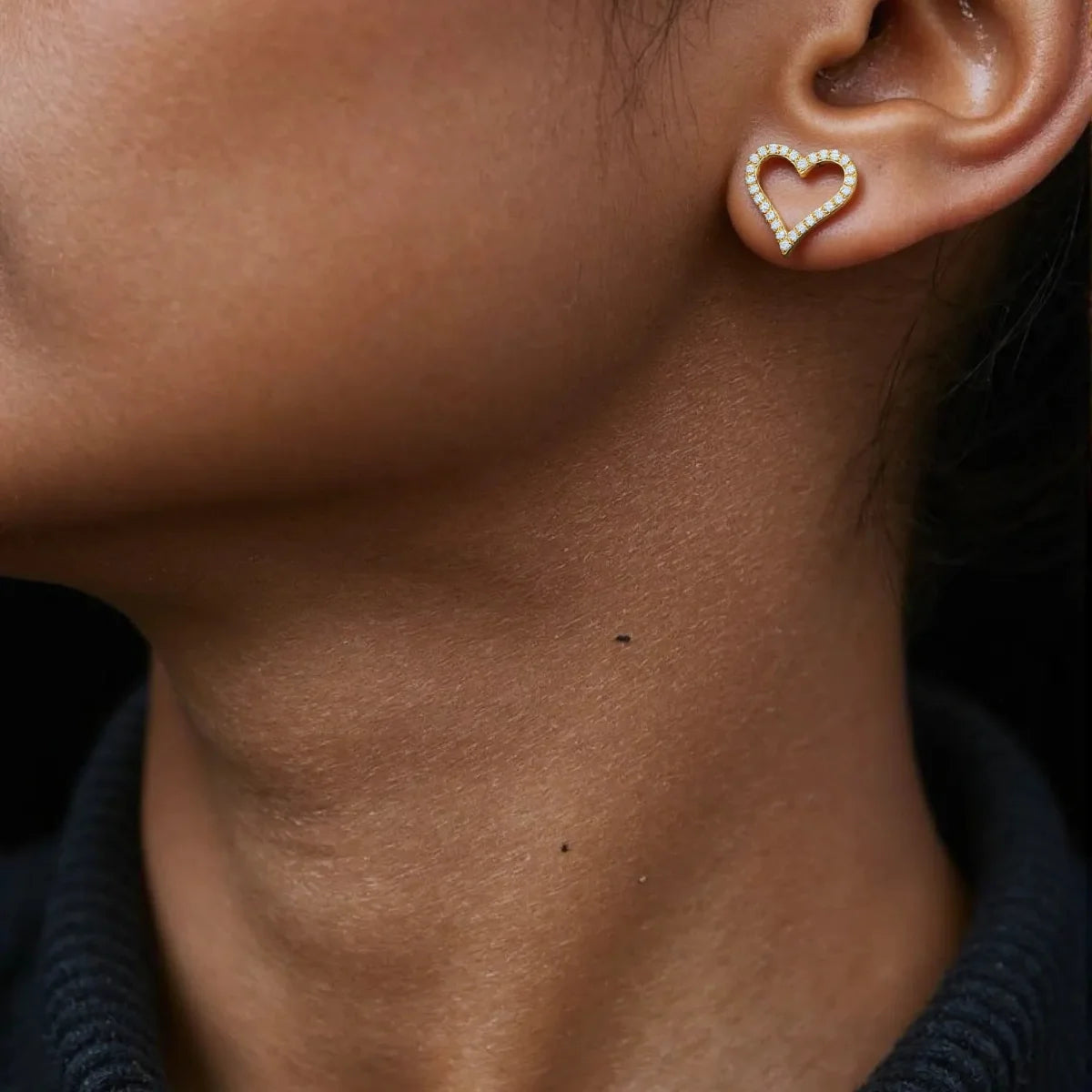 Brinco Coração Vazado Zircônia Cravejado Banhado a Ouro 18K