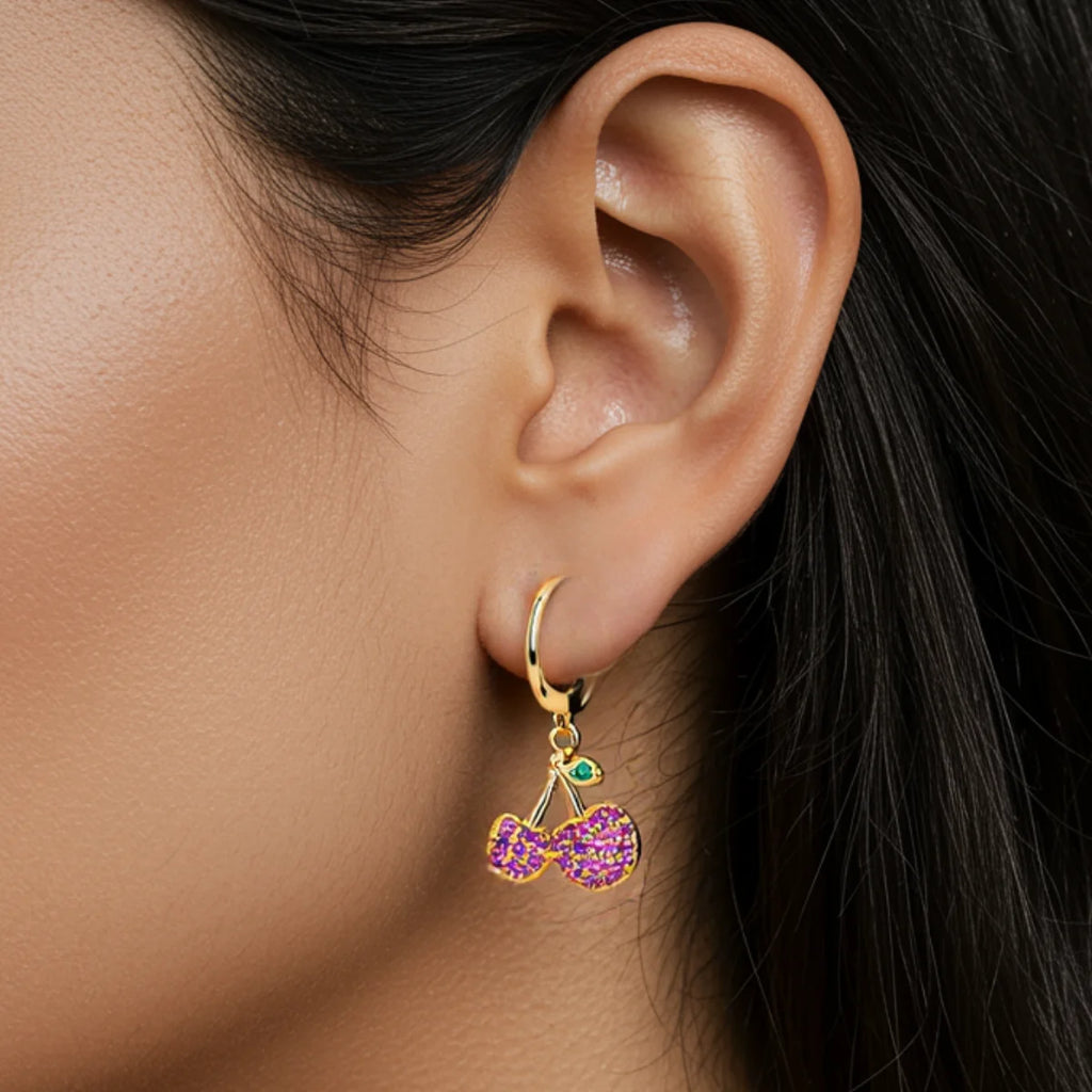 Brinco Cravejado Cereja com Fecho Banhado a Ouro 18K