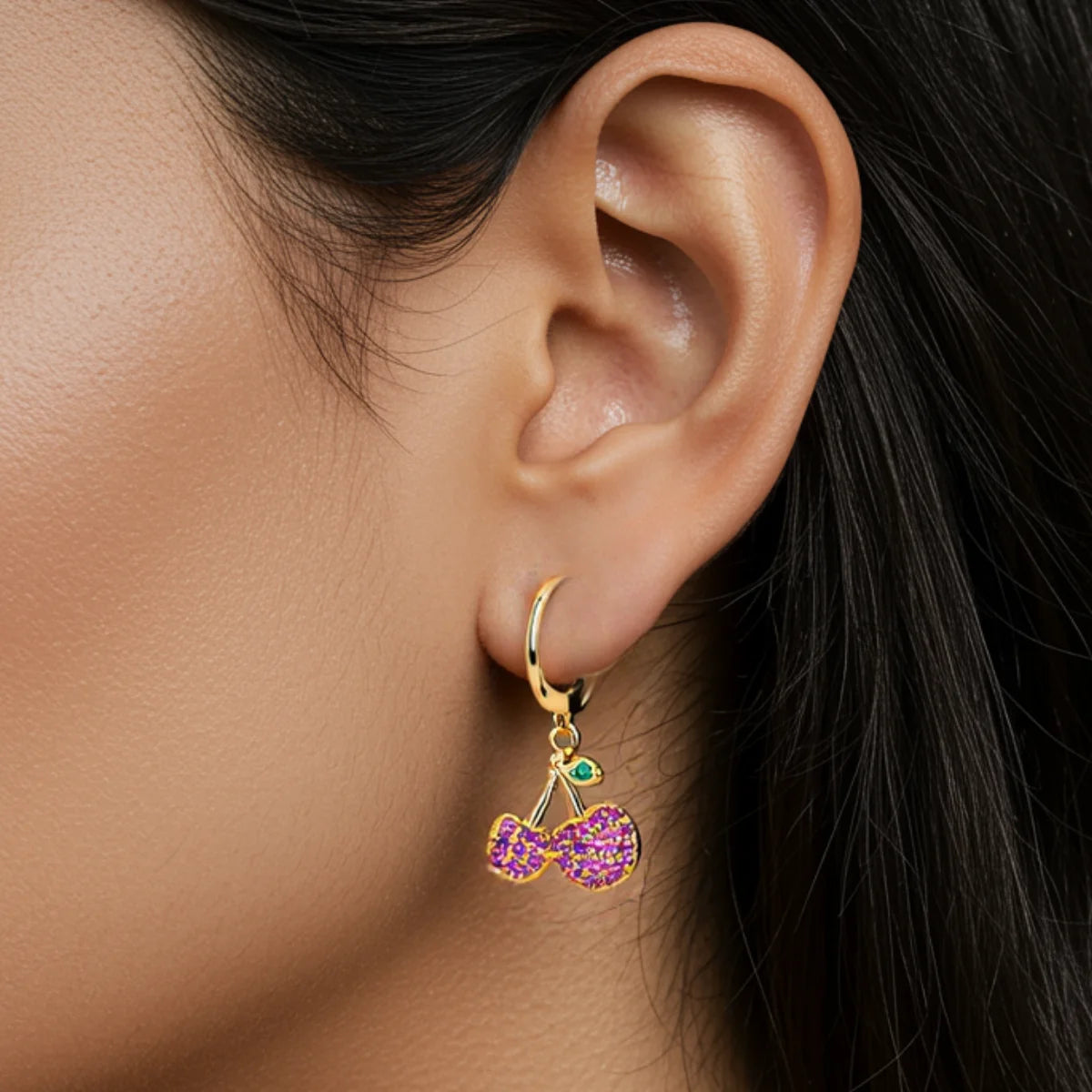 Brinco Cravejado Cereja com Fecho Banhado a Ouro 18K