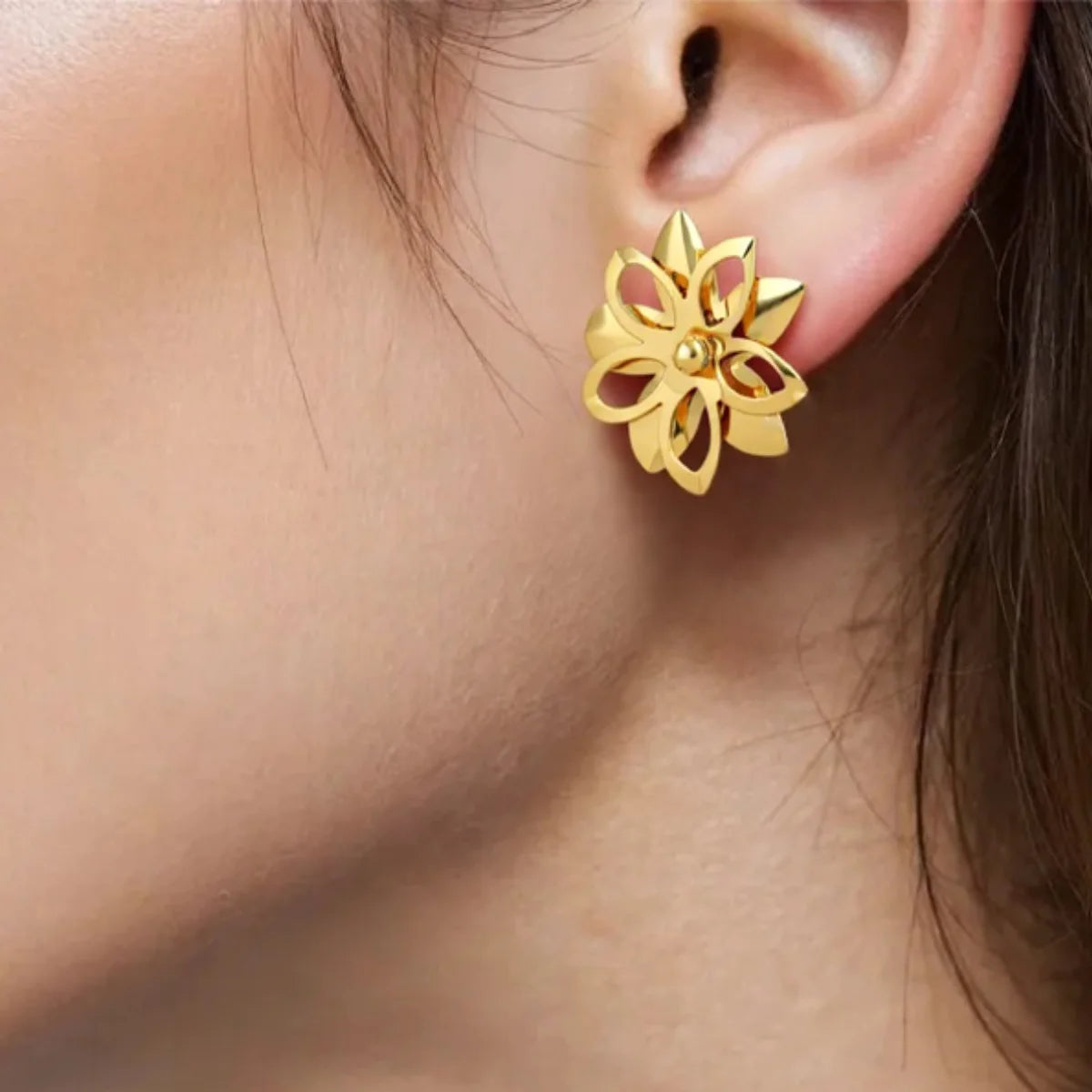 Brinco Flor Detalhado Médio Redondo Banhado a Ouro 18K