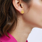 Brinco Flor Texturizado em Relevo Banhado a Ouro 18K