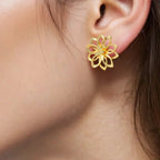 Brinco Flor Vazado Médio Redondo Banhado a Ouro 18K