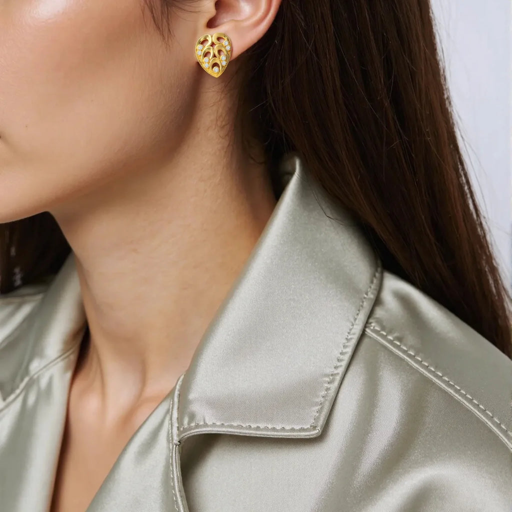 Brinco Folha com Pedrinhas Cravejado Banhado a Ouro 18K