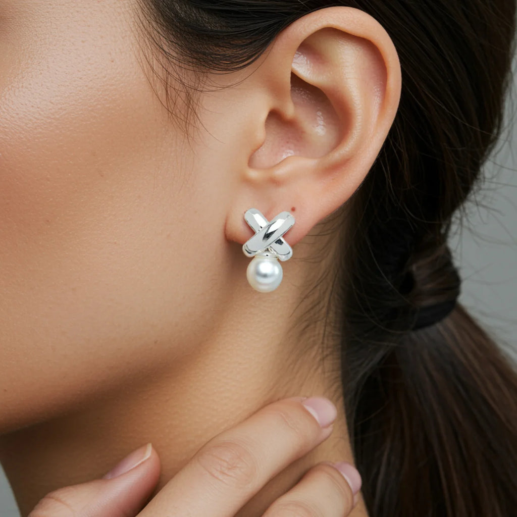 Brinco Formato X Trançado com Pérola Clássica em Prata 925