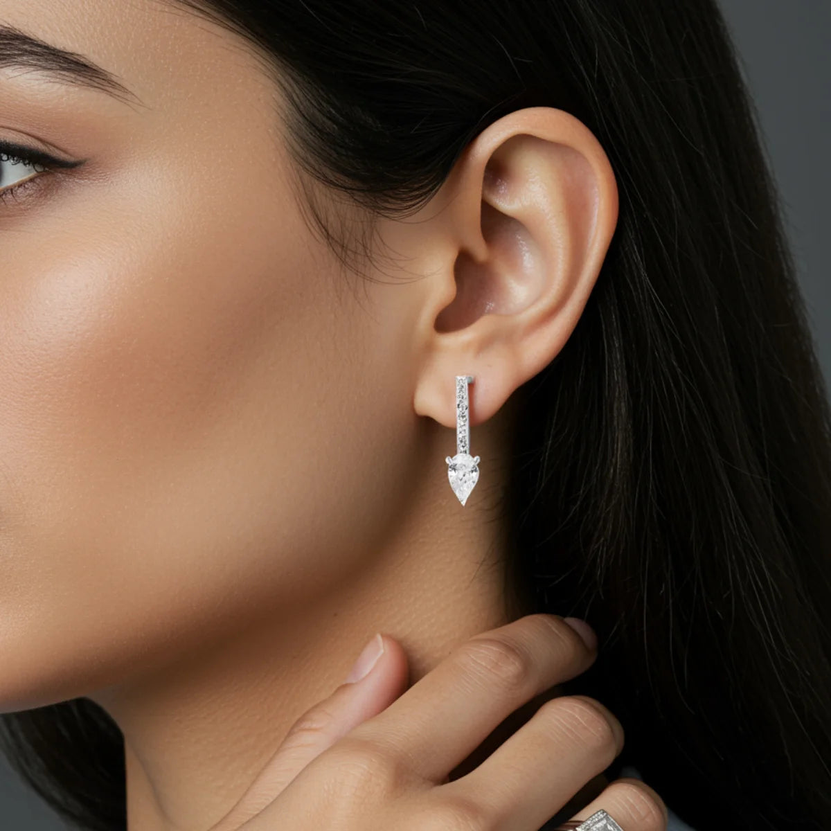 Brinco Gota Pedra Zircônia Cor Cristal em Prata 925