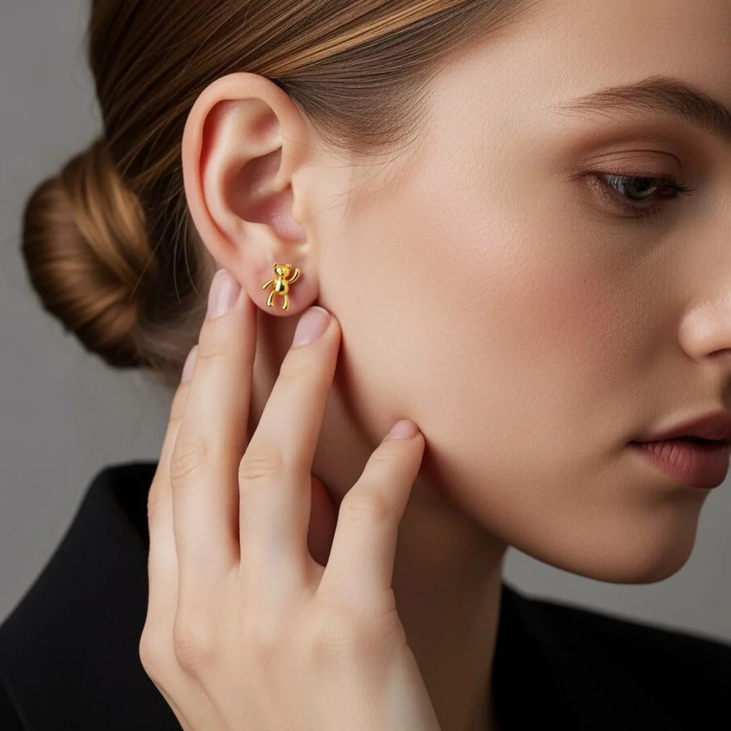 Brinco Liso Ursinho Minimalista Pequeno Banhado a Ouro 18K