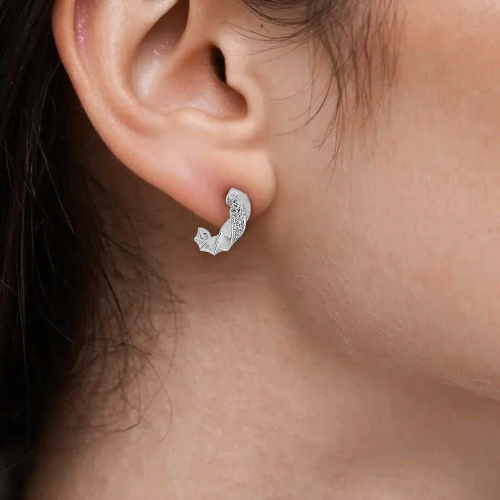 Brinco Meia Argola Torcida Zircônia Cravejada em Prata 925