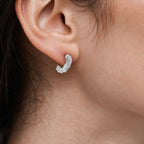 Brinco Meia Argola Torcida Zircônia Cravejada em Prata 925