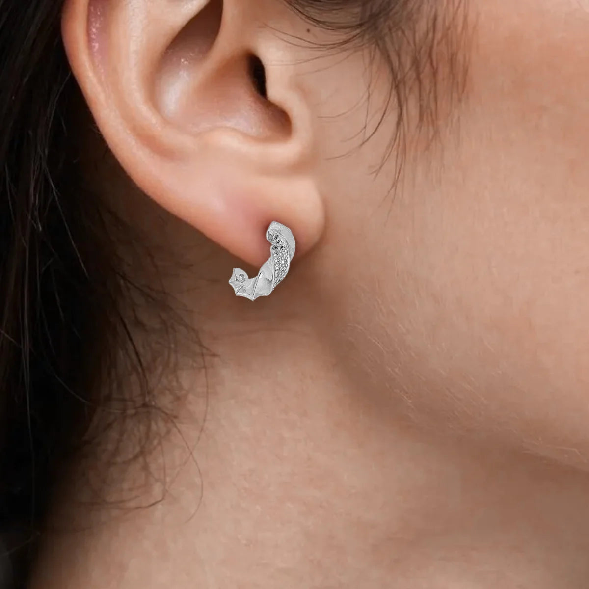 Brinco Meia Argola Torcida Zircônia Cravejada em Prata 925