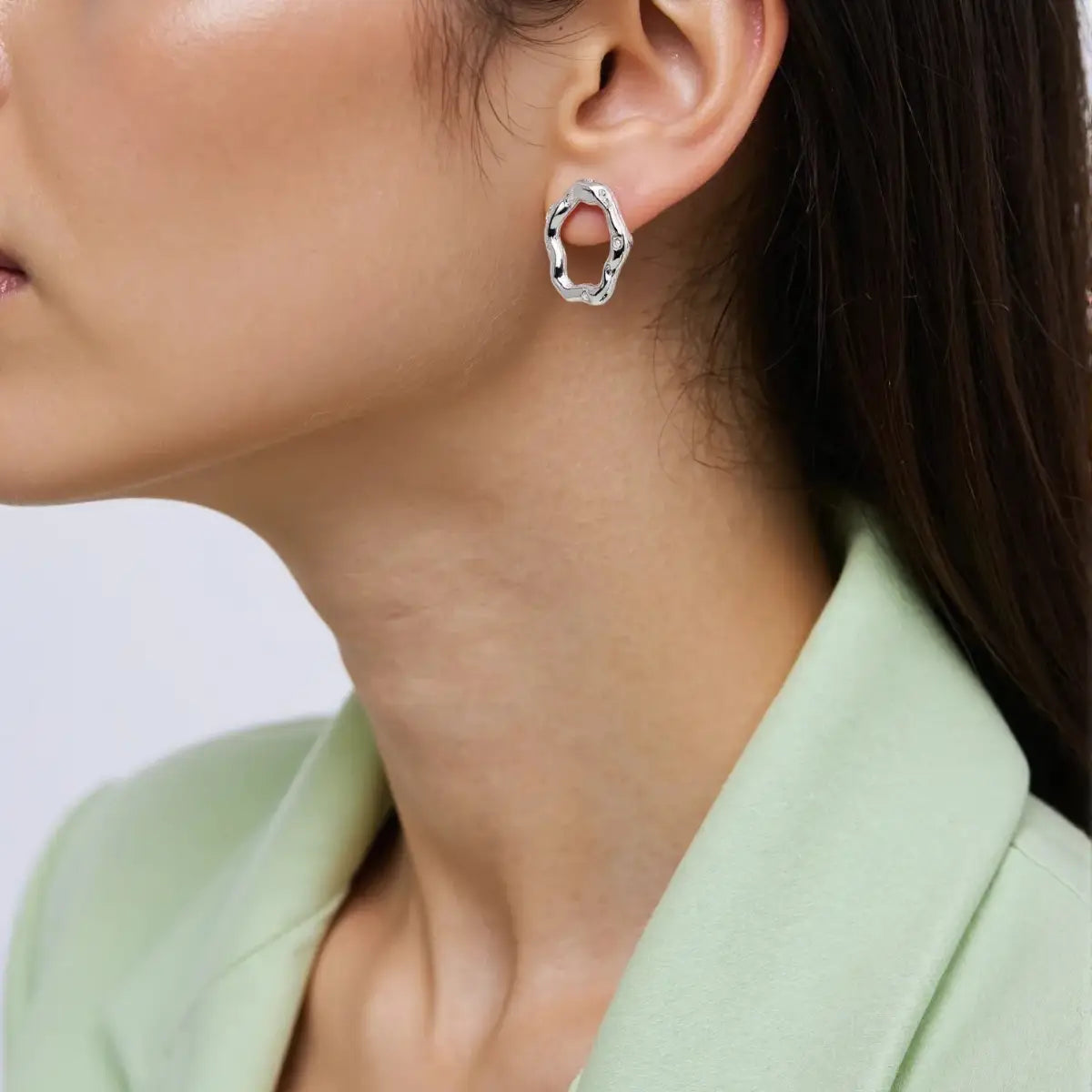 Brinco Orgânico Detalhado Círculo Fechado em Prata 925