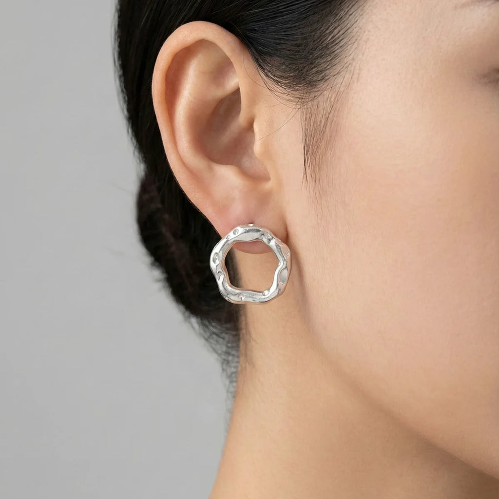 Brinco Orgânico Detalhado Círculo Fechado em Prata 925
