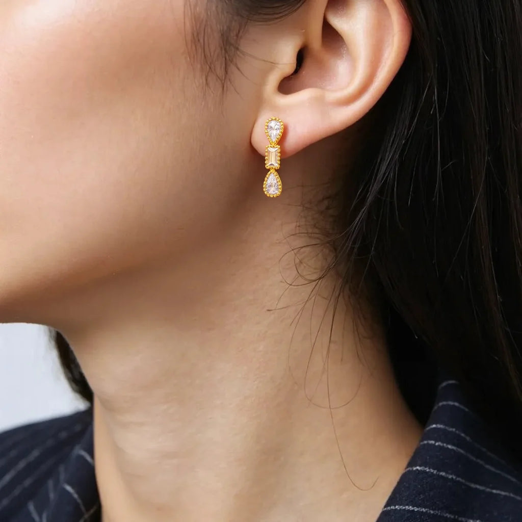 Brinco Pequeno Gotas Retângulo Zircônias Banhado a Ouro 18K