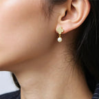 Brinco Pequeno Mini Trevo Cravejado Pérola Banhado a Ouro 18K