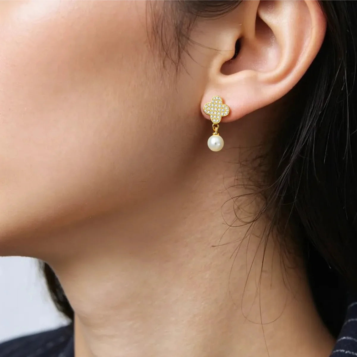 Brinco Pequeno Mini Trevo Cravejado Pérola Banhado a Ouro 18K