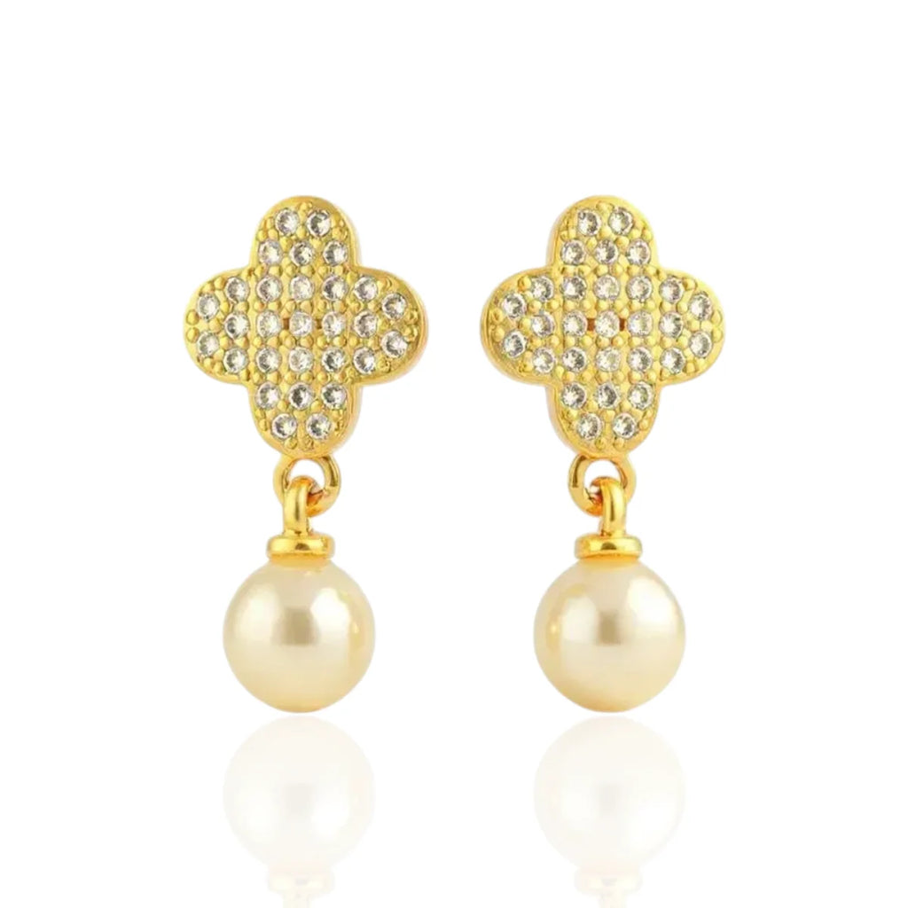 Brinco Pequeno Mini Trevo Cravejado Pérola Banhado a Ouro 18K