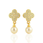 Brinco Pequeno Mini Trevo Cravejado Pérola Banhado a Ouro 18K