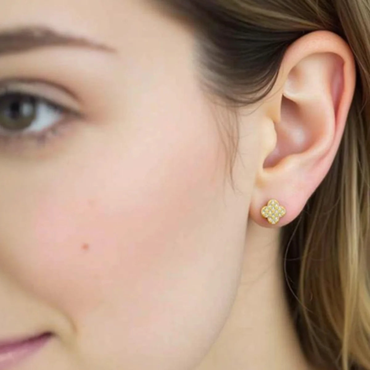 Brinco Pequeno Mini Trevo Quatro Folhas Banhado a Ouro 18K