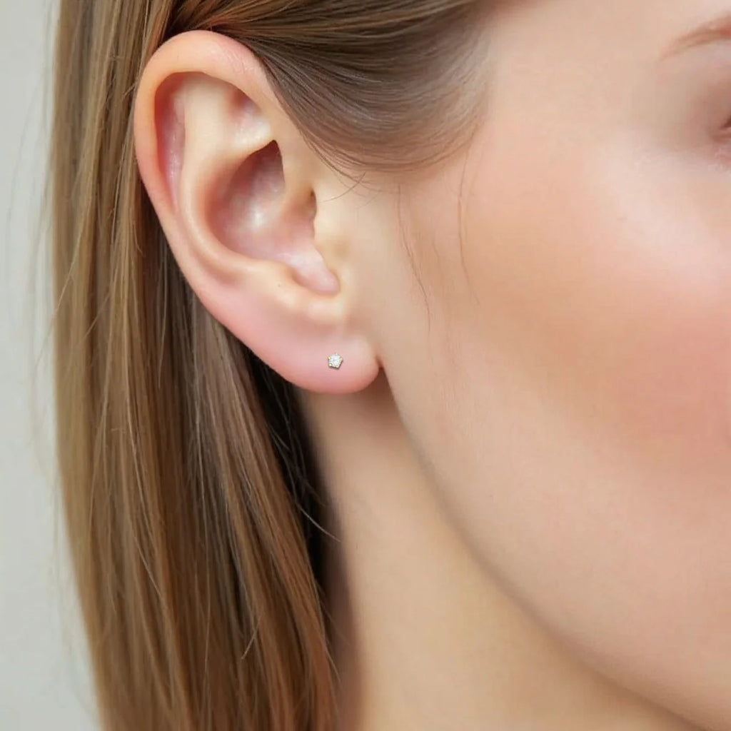 Brinco Ponto de Luz Pequeno Clássico Banhado a Ouro 18K